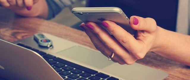 Beitragsbild Handy und Computer