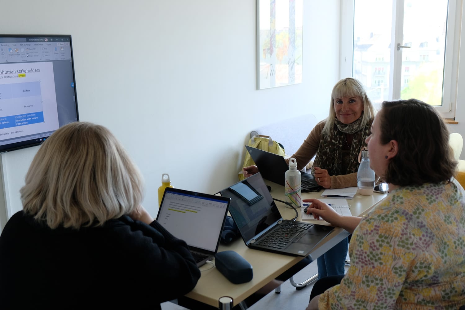 Besuch aus Finnland: Johanna Kujala und Anna Heikkinen von der Universtiät Tampere gemeinsam mit Sybille Sachs an der HWZ.