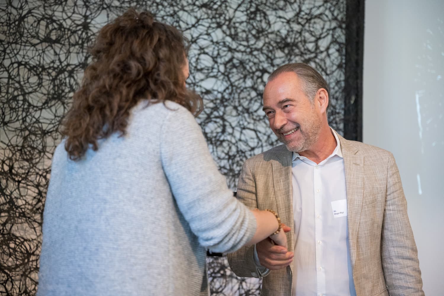 Daniela Bertoli, Deputy Director der CS Foundation, übergibt den Award an Hugo Bigi.