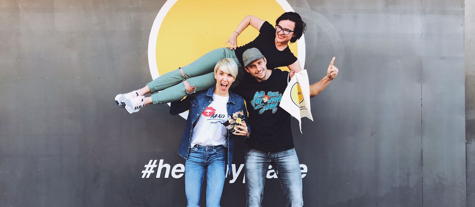 Team massgekocht vor dem neuen Restaurant